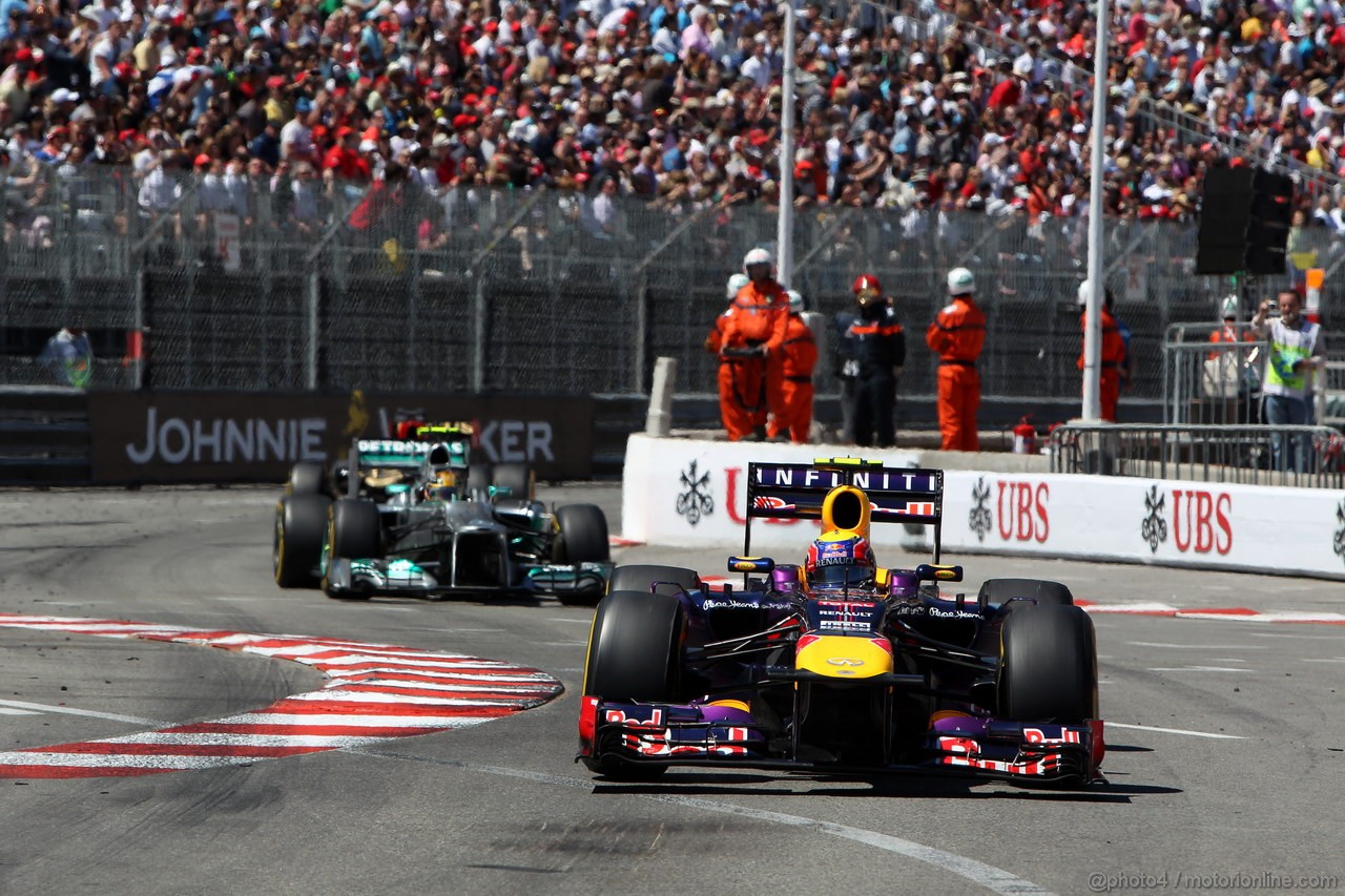 GP MONACO, 26.05.2013- Gara, Mark Webber (AUS) Red Bull Racing RB9 davanti a Lewis Hamilton (GBR) Mercedes AMG F1 W04 