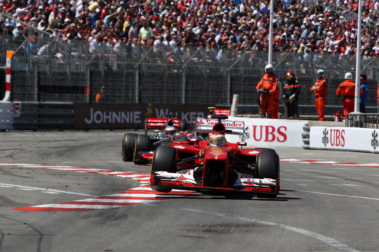 GP MONACO, 26.05.2013- Gara, Fernando Alonso (ESP) Ferrari F138 davanti a Jenson Button (GBR) McLaren Mercedes MP4-28