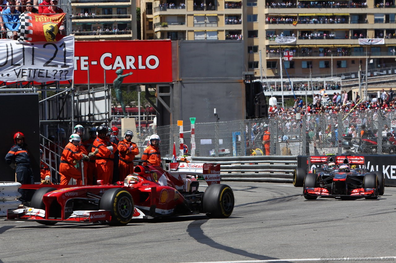 GP MONACO, 26.05.2013- Gara, Fernando Alonso (ESP) Ferrari F138 davanti a Jenson Button (GBR) McLaren Mercedes MP4-28 