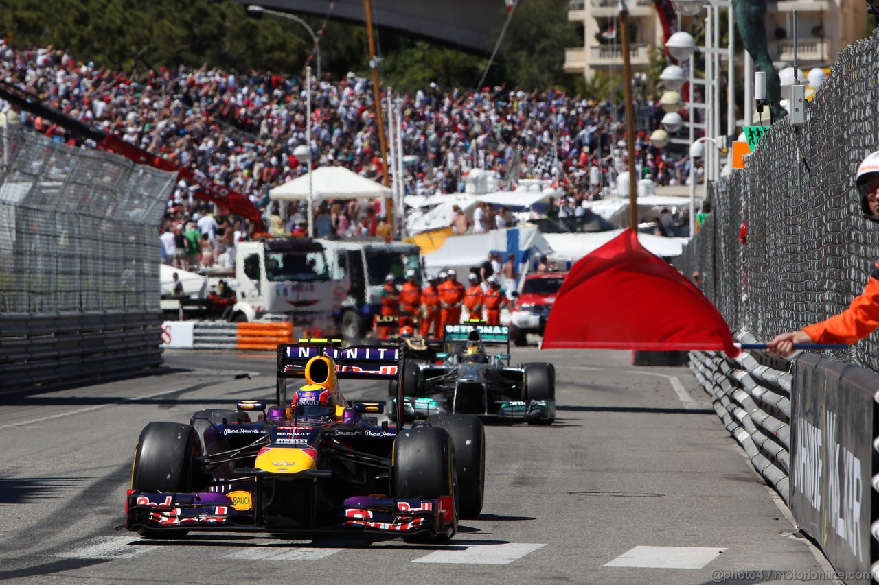 GP MONACO, 26.05.2013- Gara, Mark Webber (AUS) Red Bull Racing RB9 pass with the red flag