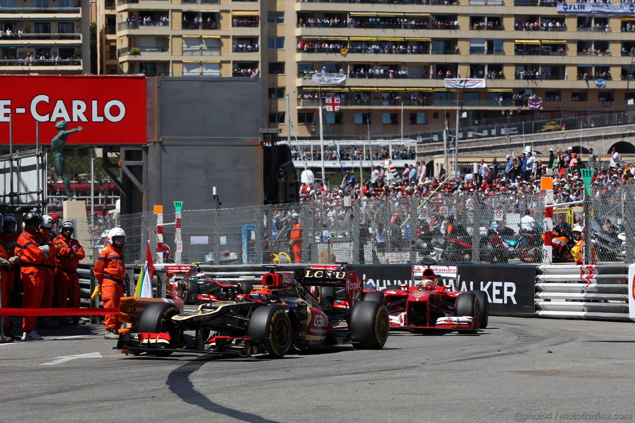 GP MONACO, 26.05.2013- Gara, Kimi Raikkonen (FIN) Lotus F1 Team E21 davanti a Fernando Alonso (ESP) Ferrari F138 