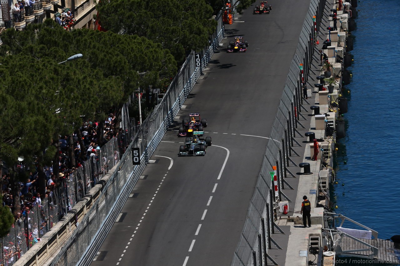 GP MONACO, 26.05.2013- Gara, Lewis Hamilton (GBR) Mercedes AMG F1 W04 davanti a Sebastian Vettel (GER) Red Bull Racing RB9 