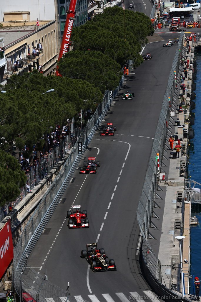 GP MONACO, 26.05.2013- Gara, Kimi Raikkonen (FIN) Lotus F1 Team E21 davanti a Fernando Alonso (ESP) Ferrari F138 