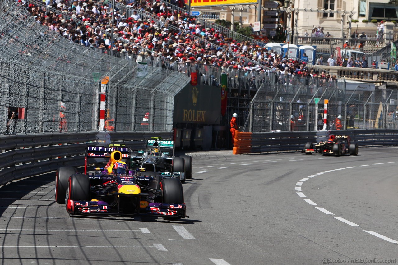 GP MONACO, 26.05.2013- Gara, Mark Webber (AUS) Red Bull Racing RB9 davanti a Lewis Hamilton (GBR) Mercedes AMG F1 W04 