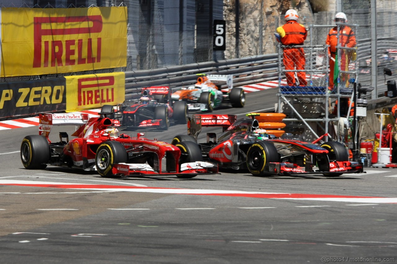 GP MONACO, 26.05.2013- Gara, Fernando Alonso (ESP) Ferrari F138 e Sergio Perez (MEX) McLaren MP4-28