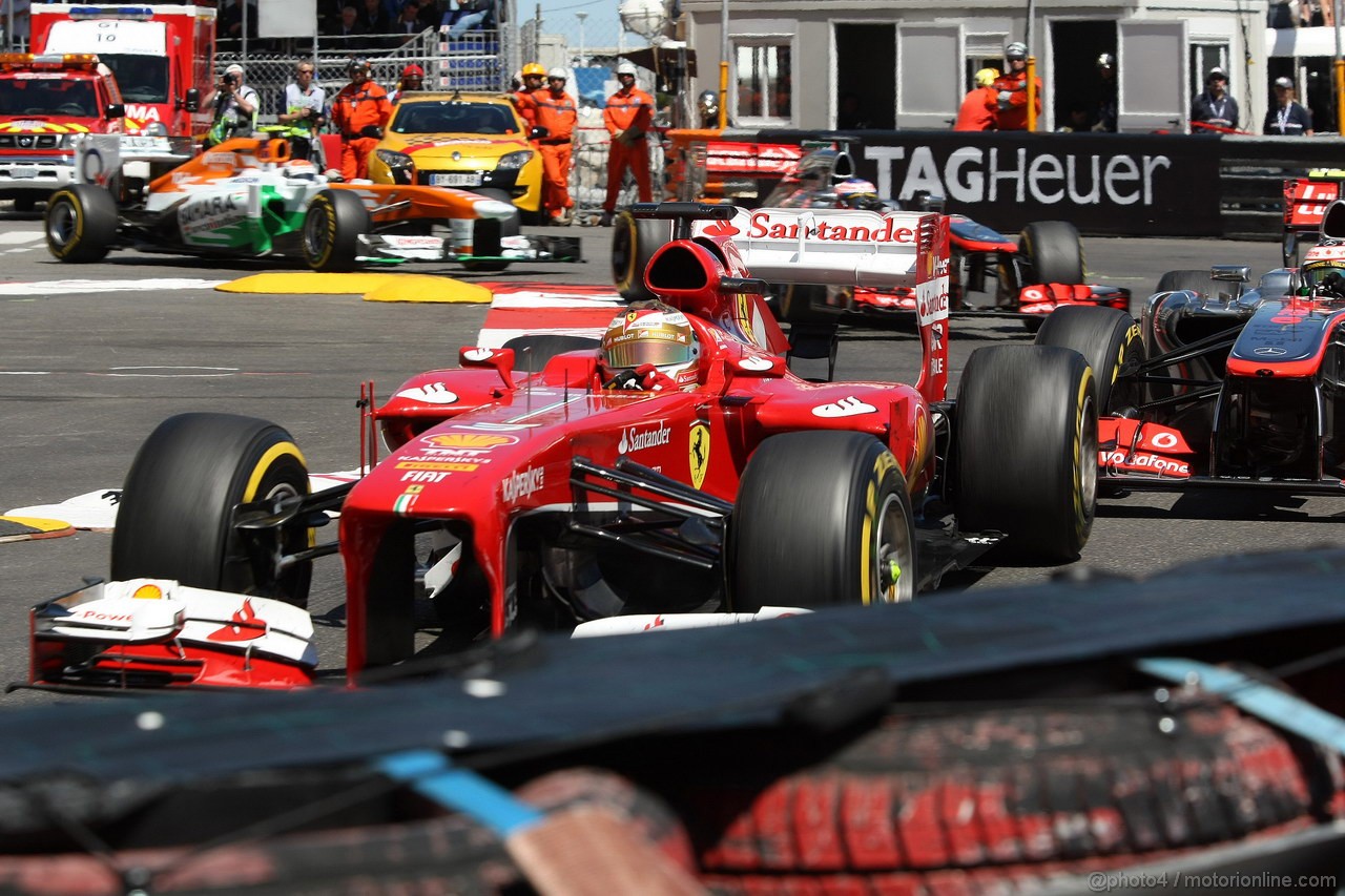 GP MONACO, 26.05.2013- Gara, Fernando Alonso (ESP) Ferrari F138 e Sergio Perez (MEX) McLaren MP4-28 