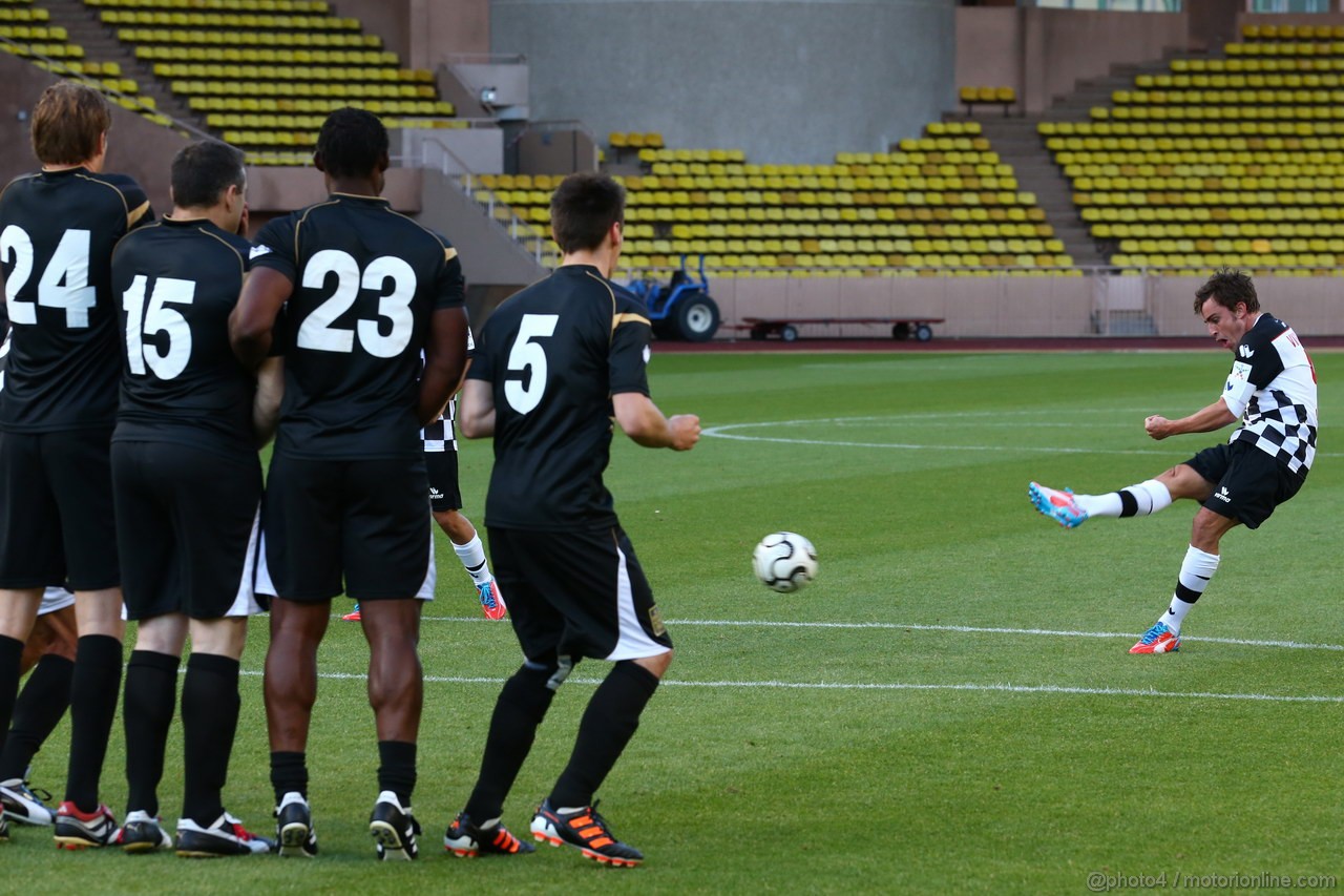 GP MONACO, Fernando Alonso (ESP) Ferrari F138 takes a free kick
