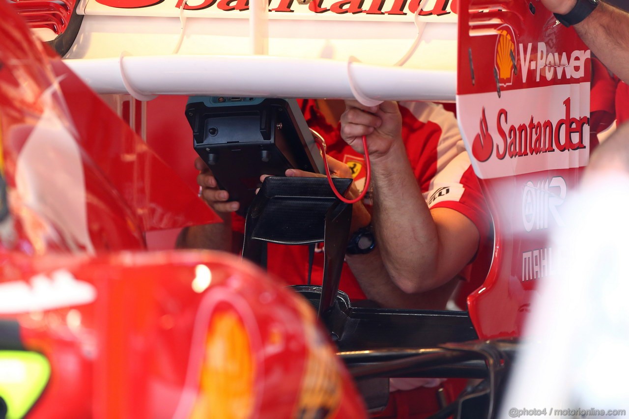 GP MONACO, 22.05.2013- Mechanics Ferrari work on the car