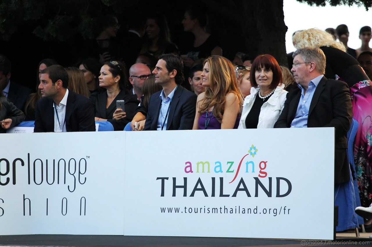 GP MONACO, Pedro De La Rosa (ESP) Ferrari Development Driver with sua moglie Maria, Ross Brawn (GBR) Mercedes AMG F1 Team Principal with sua moglie Jean, at the Amber Lounge Fashion Show.
