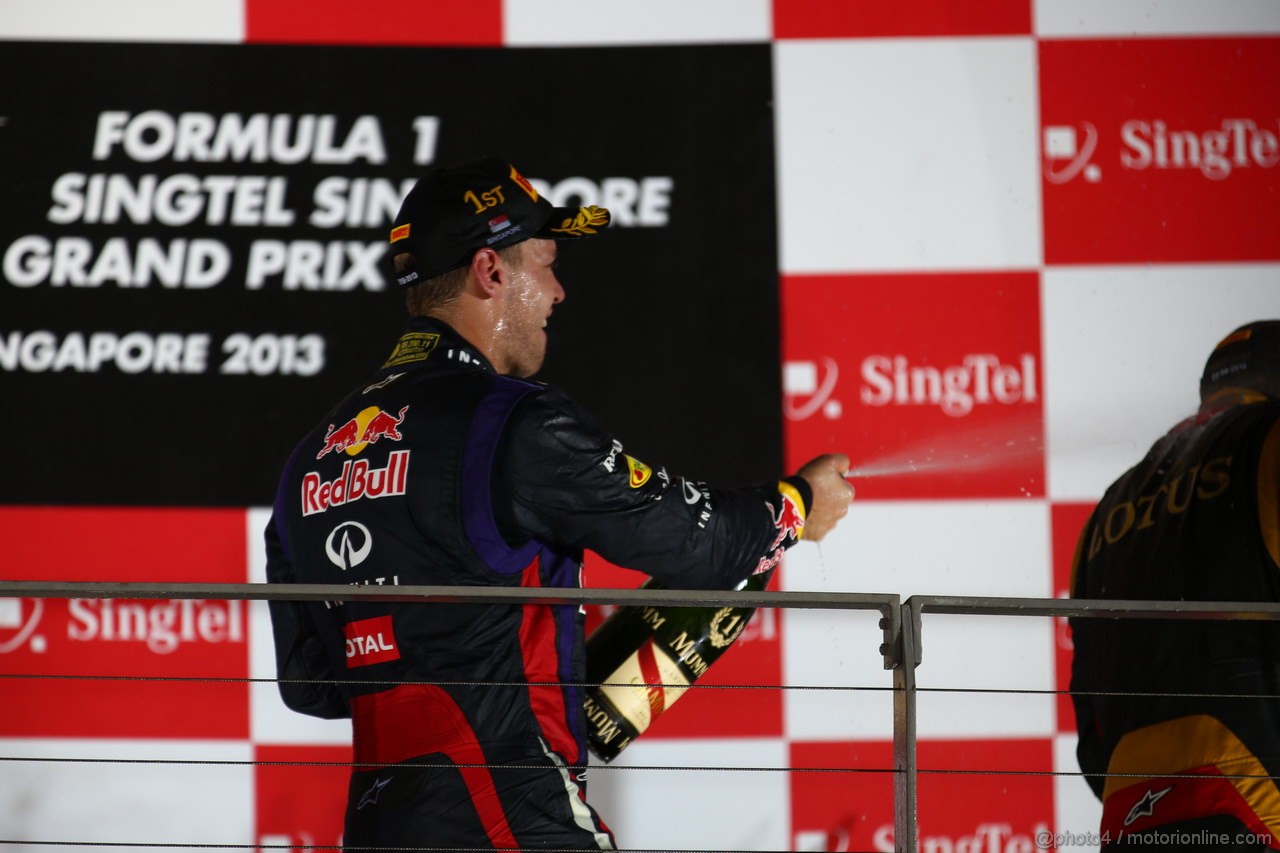 GP SINGAPORE, 22.09.2013- Podium: Sebastian Vettel (GER) Red Bull Racing RB9 (vincitore), Fernando Alonso (ESP) Ferrari F138 (secondo) e Kimi Raikkonen (FIN) Lotus F1 Team E21 (terzo)