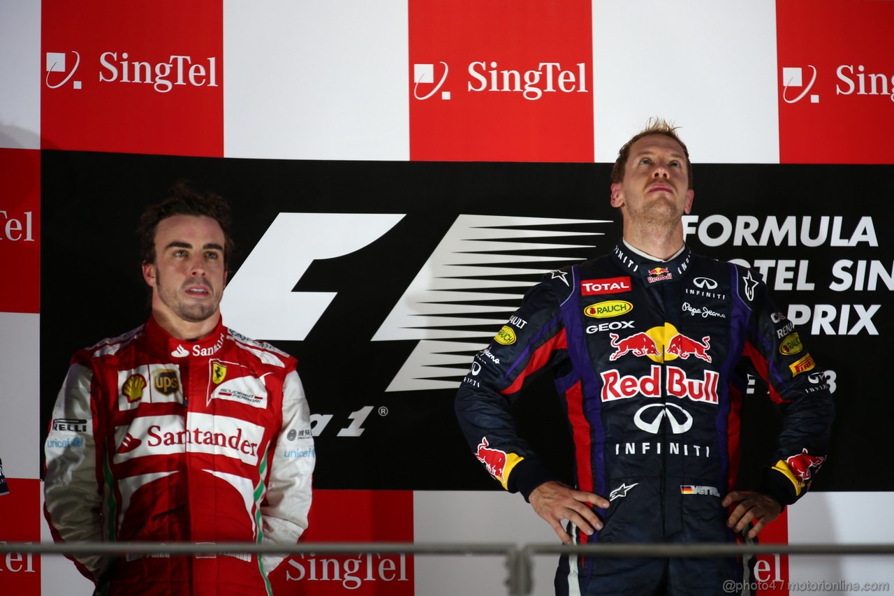 GP SINGAPORE, 22.09.2013- Podium: Sebastian Vettel (GER) Red Bull Racing RB9 (vincitore), Fernando Alonso (ESP) Ferrari F138 (secondo) e Kimi Raikkonen (FIN) Lotus F1 Team E21 (terzo)