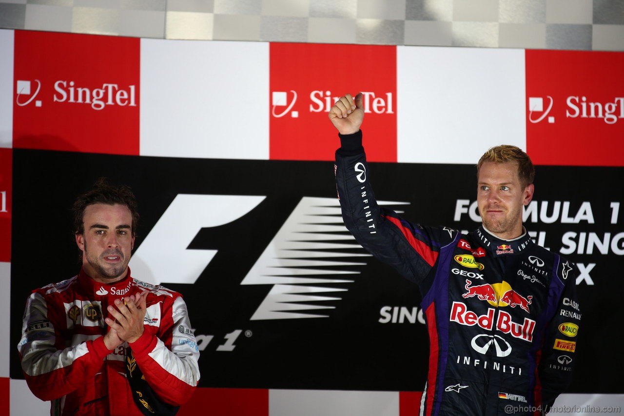 GP SINGAPORE, 22.09.2013- Podium: Sebastian Vettel (GER) Red Bull Racing RB9 (vincitore), Fernando Alonso (ESP) Ferrari F138 (secondo) e Kimi Raikkonen (FIN) Lotus F1 Team E21 (terzo)