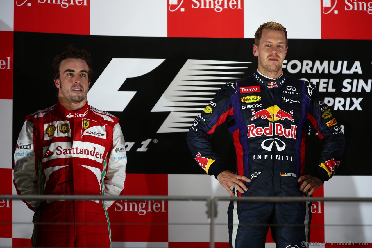 GP SINGAPORE, 22.09.2013- Podium: Sebastian Vettel (GER) Red Bull Racing RB9 (vincitore), Fernando Alonso (ESP) Ferrari F138 (secondo) e Kimi Raikkonen (FIN) Lotus F1 Team E21 (terzo)
