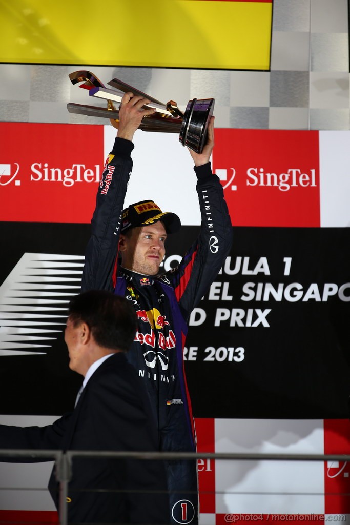 GP SINGAPORE, 22.09.2013- Podium: Sebastian Vettel (GER) Red Bull Racing RB9 (vincitore)