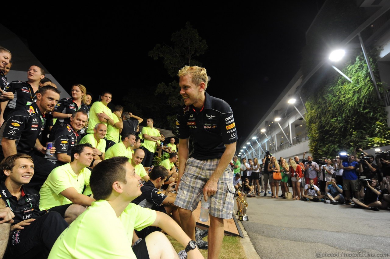 GP SINGAPORE, 22.09.2013- Sebastian Vettel (GER) Red Bull Racing RB9 celebrates the win of the race