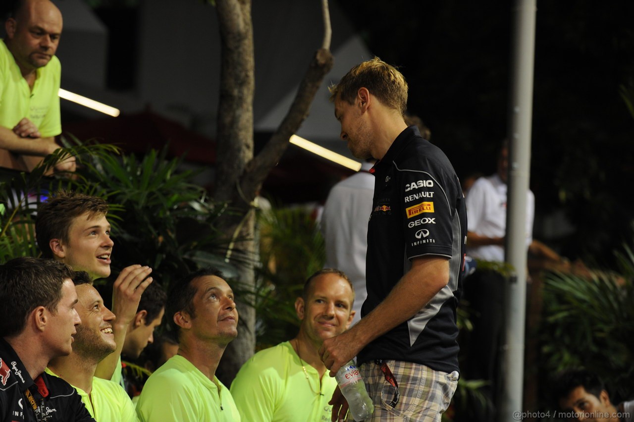 GP SINGAPORE, 22.09.2013- Sebastian Vettel (GER) Red Bull Racing RB9 celebrates the win of the race