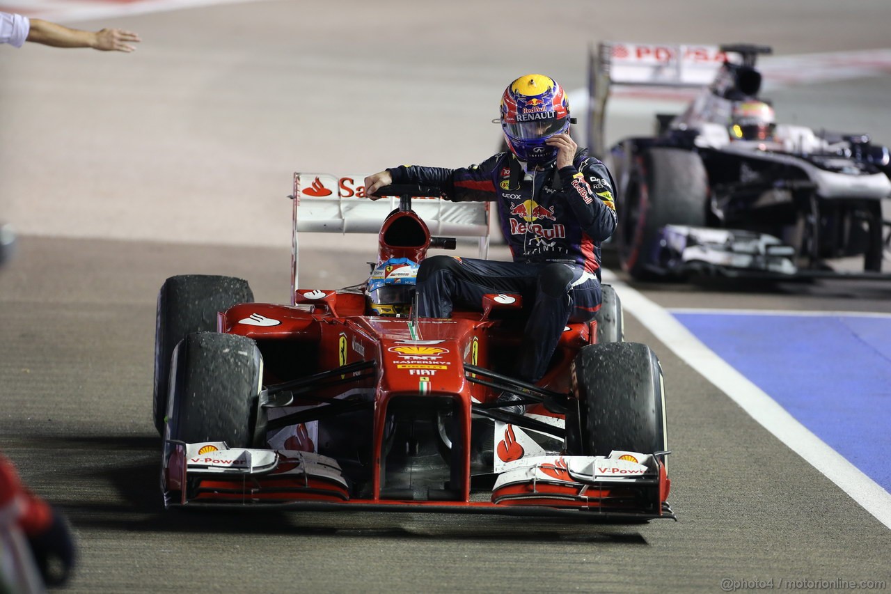 GP SINGAPORE, 22.09.2013- Gara,  Fernando Alonso (ESP) Ferrari F138 take on his car Mark Webber (AUS) Red Bull Racing RB9