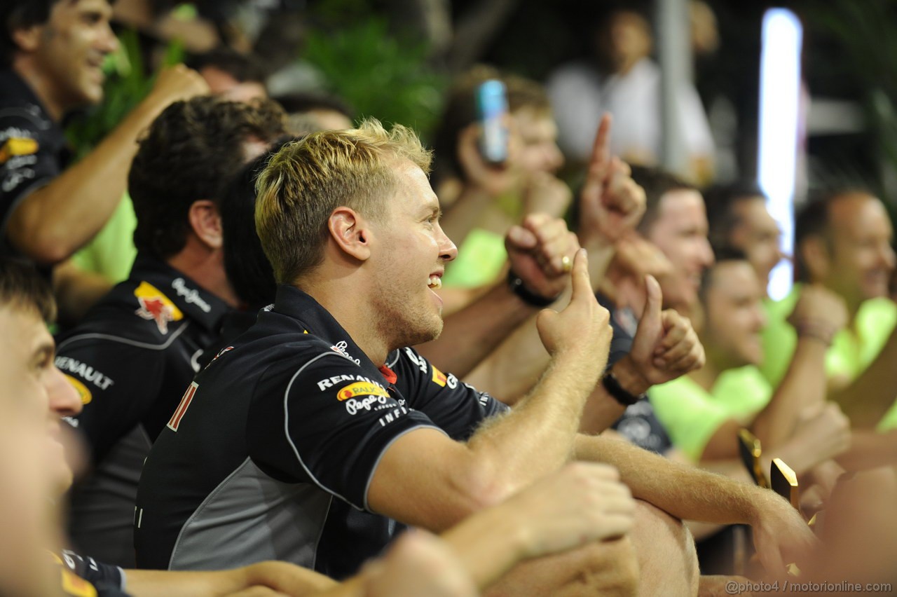 GP SINGAPORE, 22.09.2013- Sebastian Vettel (GER) Red Bull Racing RB9 celebrates the win of the race