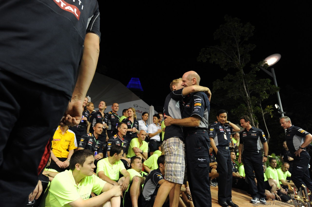 GP SINGAPORE, 22.09.2013- Sebastian Vettel (GER) Red Bull Racing RB9 celebrates the win of the race