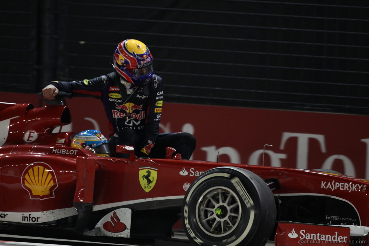 GP SINGAPORE, 22.09.2013- Gara,  Mark Webber (AUS) Red Bull Racing RB9 on Fernando Alonso (ESP) Ferrari F138 car