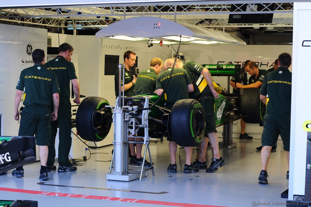 GP SINGAPORE, 19.09.2013- Caterham garage