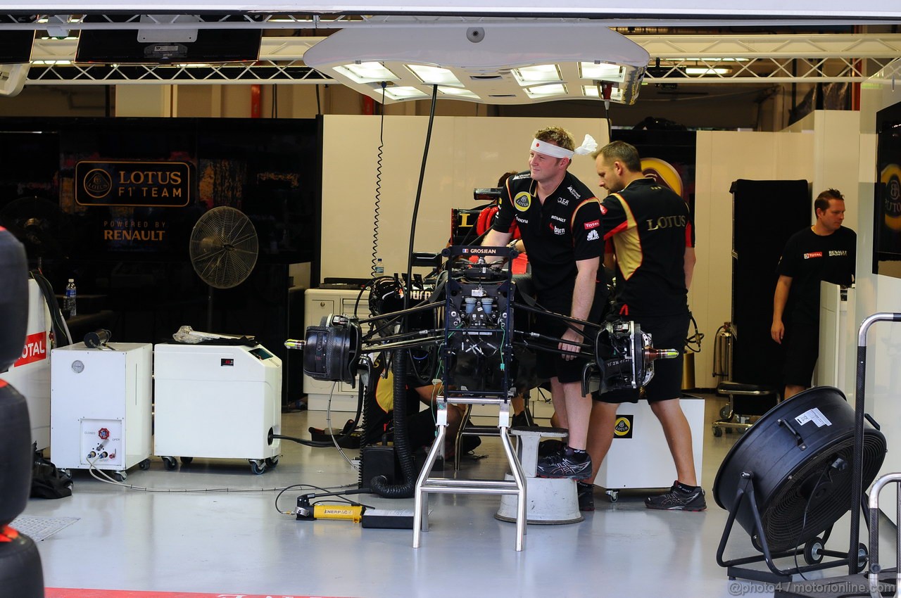 GP SINGAPORE, 19.09.2013- Lotus garage