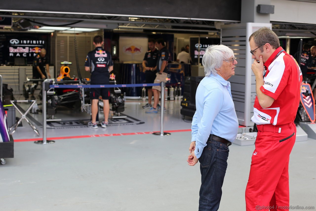 GP SINGAPORE, 19.09.2013- Stefano Domenicali (ITA) Team Principal, Ferrari with Bernie Ecclestone (GBR), President e CEO of Formula One Management
