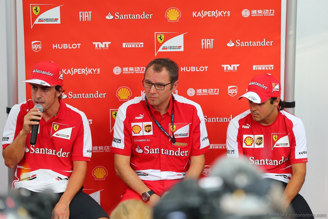 GP SINGAPORE, 19.09.2013- L to R Fernando Alonso (ESP) Ferrari F138 Stefano Domenicali (ITA) Team Principal, Ferrari e Fernando Alonso (ESP) Ferrari F138