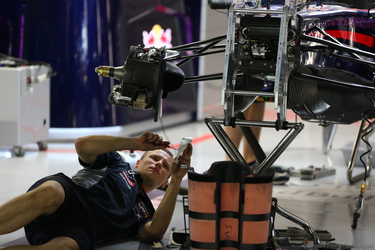 GP SINGAPORE, 19.09.2013- Redbull F1 Garage