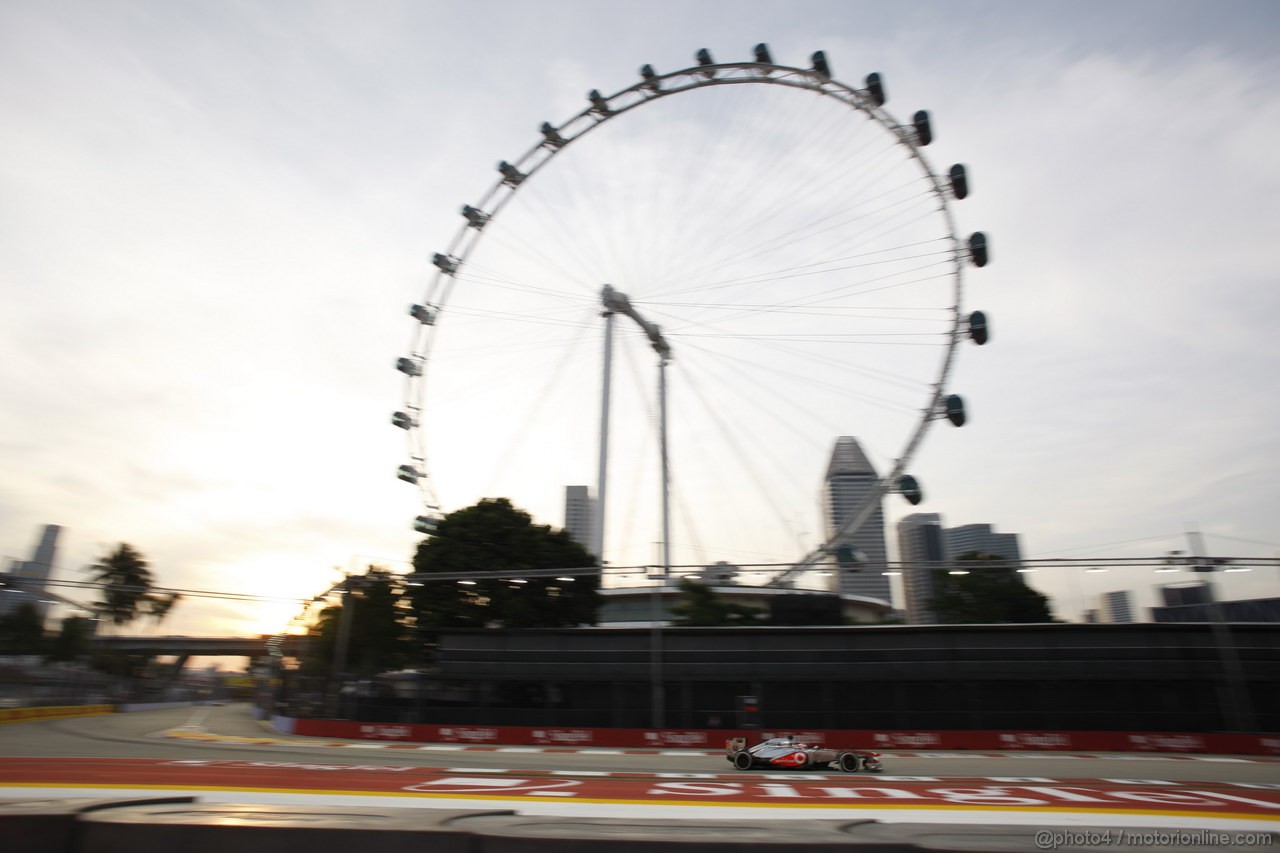 GP SINGAPORE, 20.09.2013- Prove Libere 1: Jenson Button (GBR) McLaren Mercedes MP4-28 