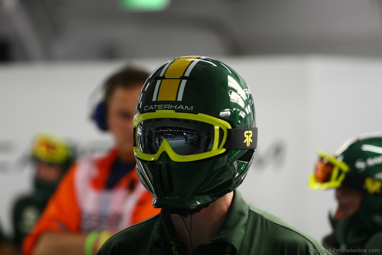 GP SINGAPORE, 20.09.2013- Caterham mechanic 