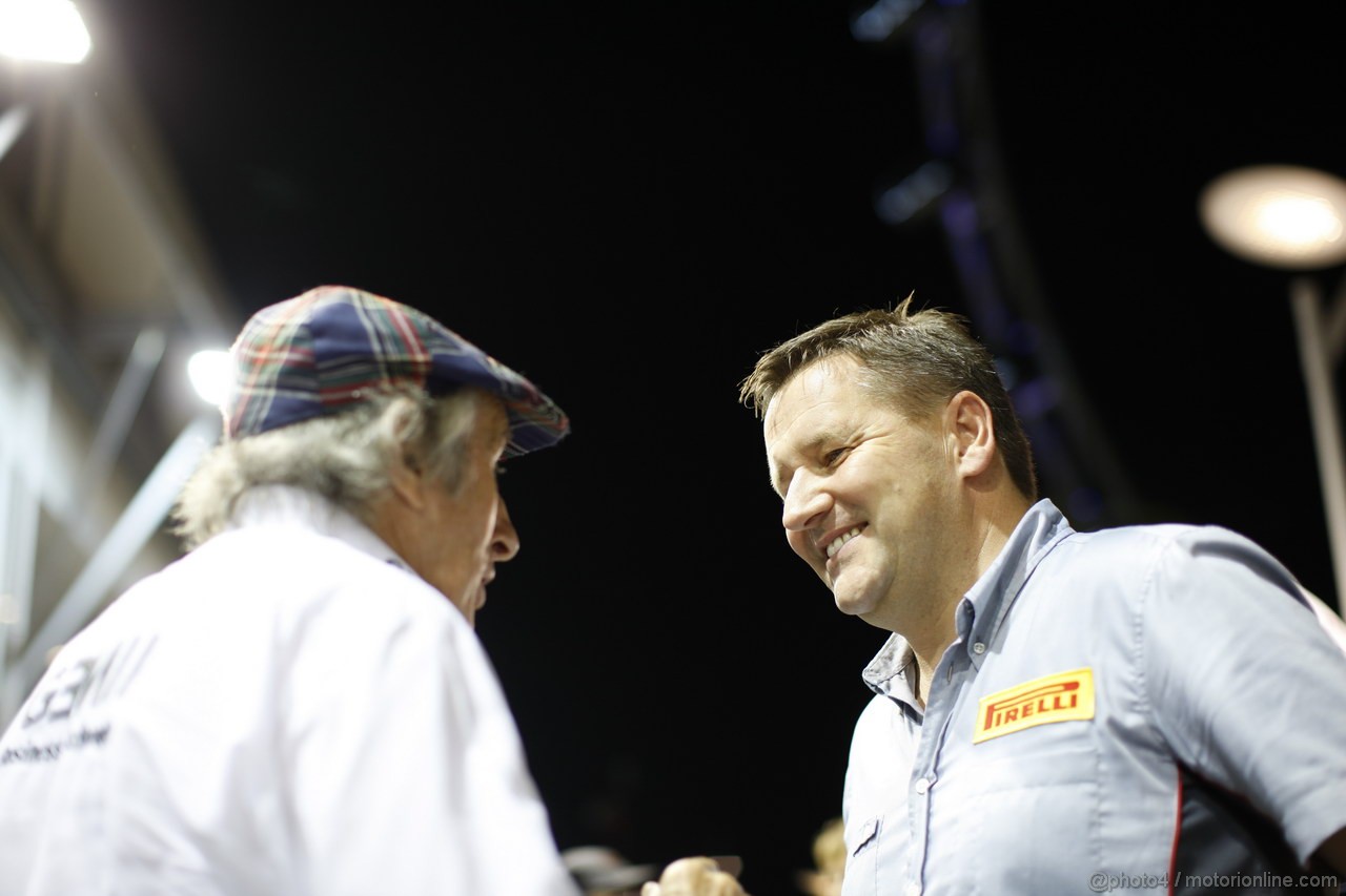 GP SINGAPORE, 20.09.2013- Paul Hembery (GBR) Pirelli Motorspor Director (R) e Jackie Stewart (GBR) 