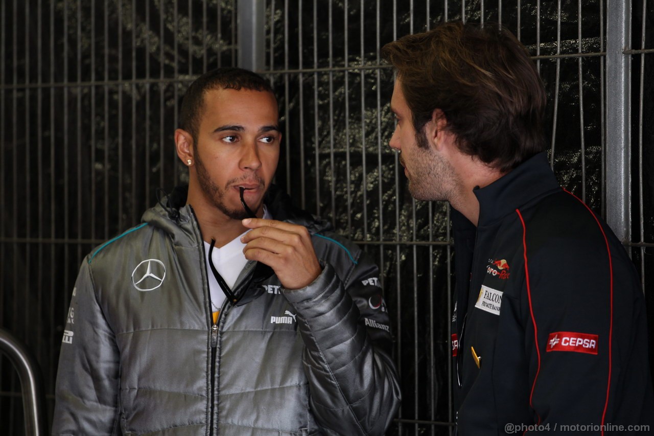 GP SPAGNA, 12.05.2013- Lewis Hamilton (GBR) Mercedes AMG F1 W04 e Jean-Eric Vergne (FRA) Scuderia Toro Rosso STR8 