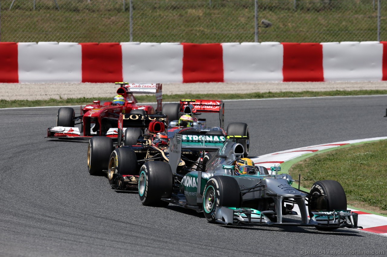 GP SPAGNA, 12.05.2013-  Gara, Lewis Hamilton (GBR) Mercedes AMG F1 W04 davanti a Kimi Raikkonen (FIN) Lotus F1 Team E21 