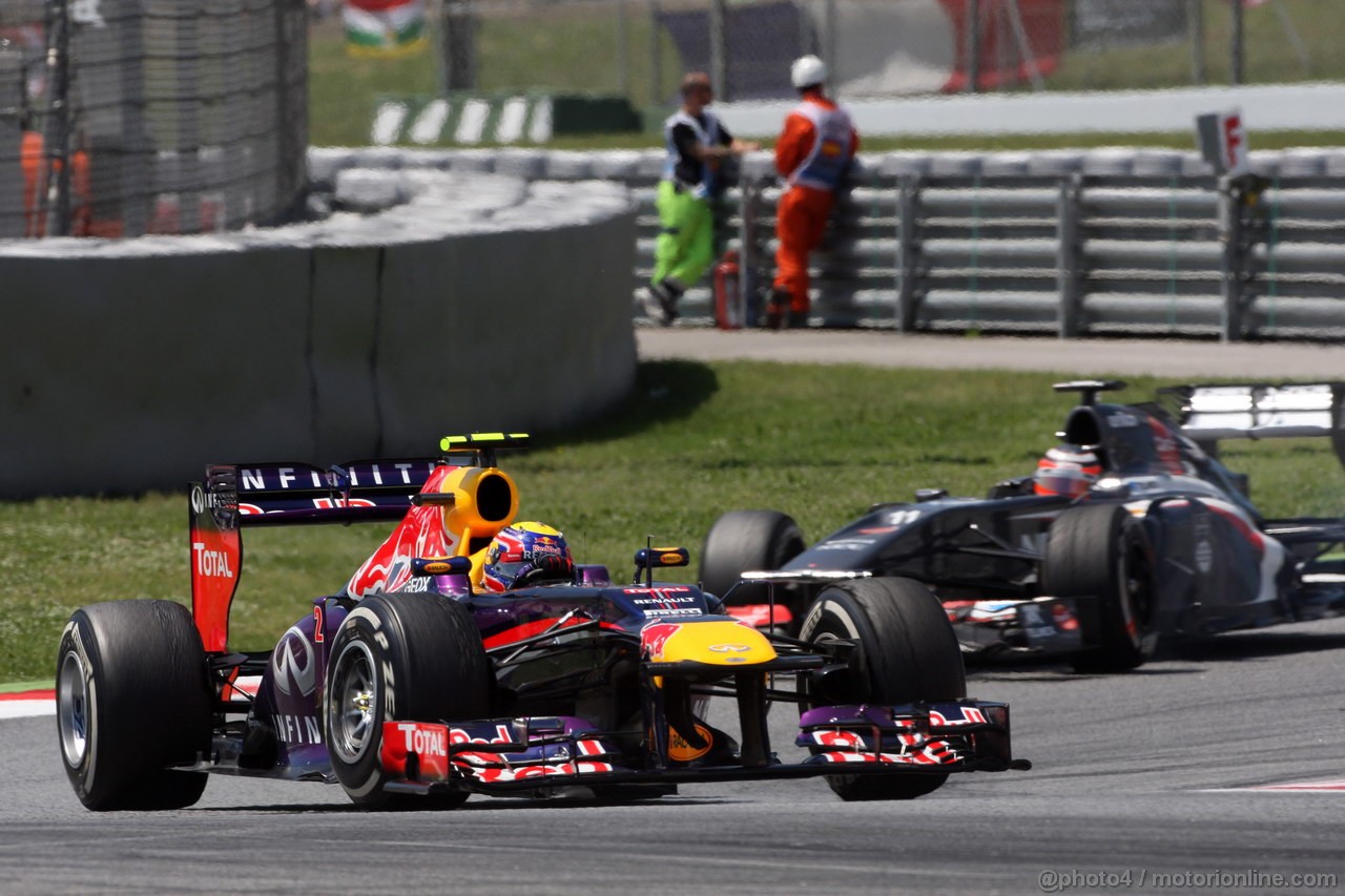 GP SPAGNA, 12.05.2013-  Gara, Mark Webber (AUS) Red Bull Racing RB9 davanti a Nico Hulkenberg (GER) Sauber F1 Team C32 