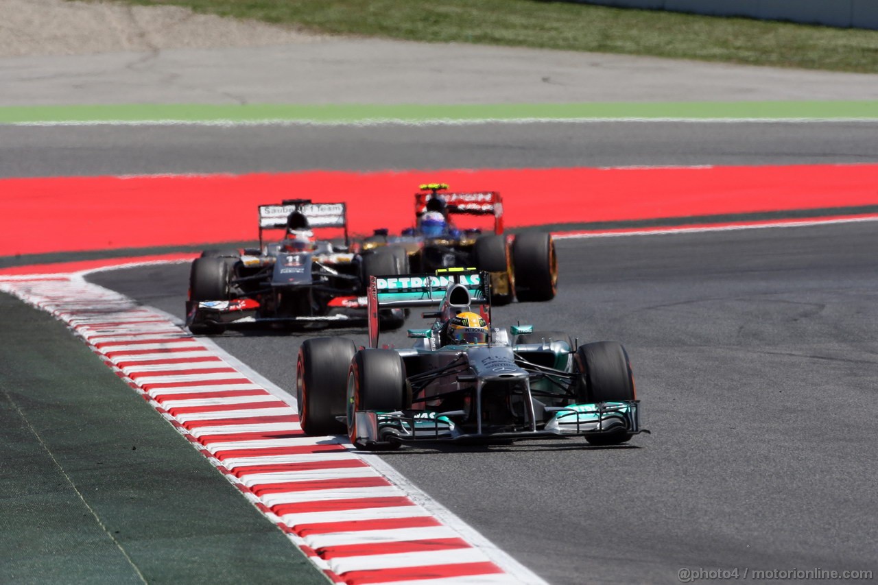 GP SPAGNA, 12.05.2013-  Gara, Lewis Hamilton (GBR) Mercedes AMG F1 W04 davanti a Nico Hulkenberg (GER) Sauber F1 Team C32 
