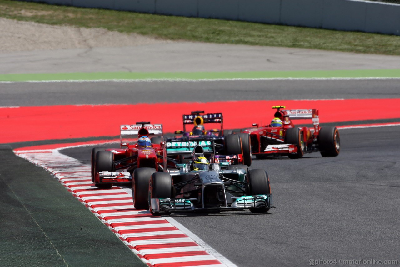 GP SPAGNA, 12.05.2013-  Gara, Nico Rosberg (GER) Mercedes AMG F1 W04 davanti a Fernando Alonso (ESP) Ferrari F138 