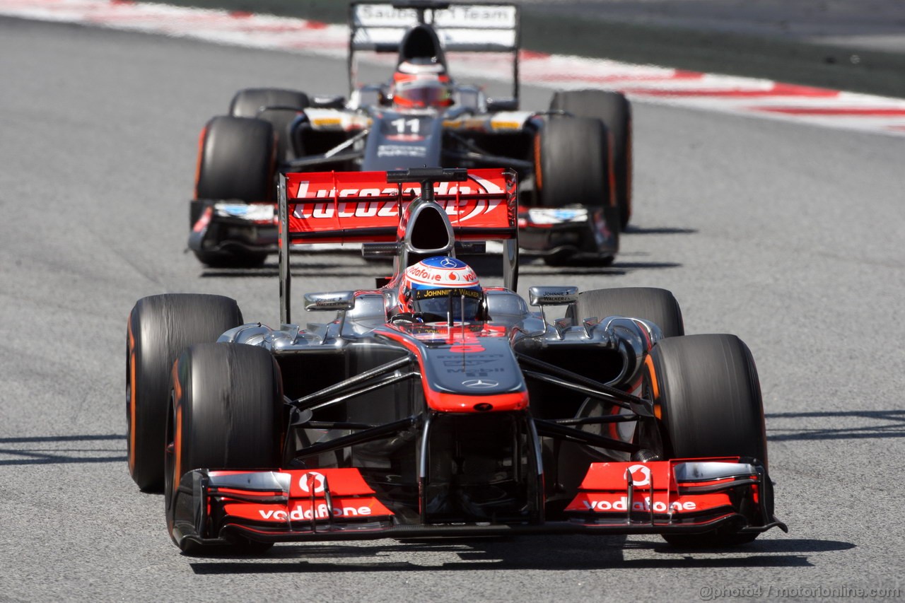 GP SPAGNA, 12.05.2013-  Gara, Jenson Button (GBR) McLaren Mercedes MP4-28 davanti a Nico Hulkenberg (GER) Sauber F1 Team C32 