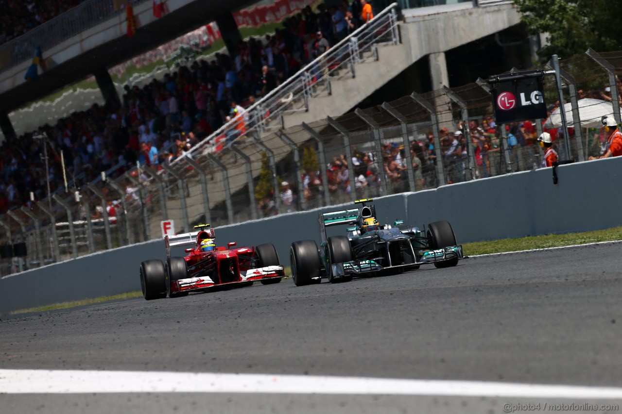 GP SPAGNA, 12.05.2013-  Gara, Lewis Hamilton (GBR) Mercedes AMG F1 W04 davanti a Felipe Massa (BRA) Ferrari F138 