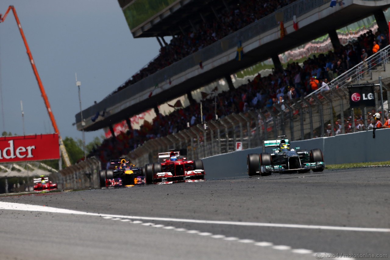 GP SPAGNA, 12.05.2013-  Gara, Nico Rosberg (GER) Mercedes AMG F1 W04 davanti a Fernando Alonso (ESP) Ferrari F138 