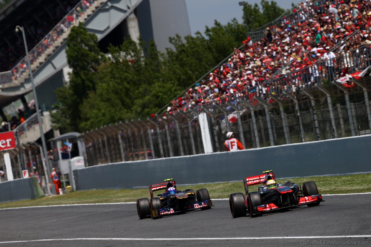 GP SPAGNA, 12.05.2013-  Gara, Sergio Perez (MEX) McLaren MP4-28 davanti a Daniel Ricciardo (AUS) Scuderia Toro Rosso STR8 