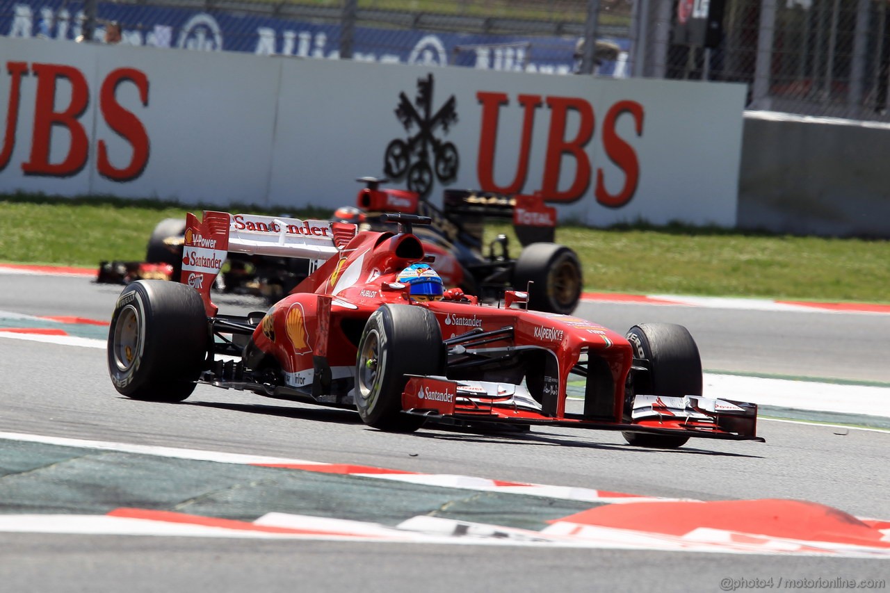GP SPAGNA, 12.05.2013-  Gara, Fernando Alonso (ESP) Ferrari F138 davanti a Kimi Raikkonen (FIN) Lotus F1 Team E21 