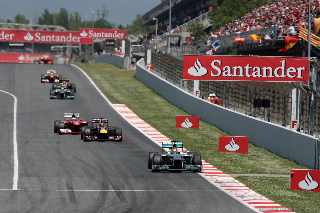 GP SPAGNA, 12.05.2013-  Gara, Nico Rosberg (GER) Mercedes AMG F1 W04 davanti a Sebastian Vettel (GER) Red Bull Racing RB9