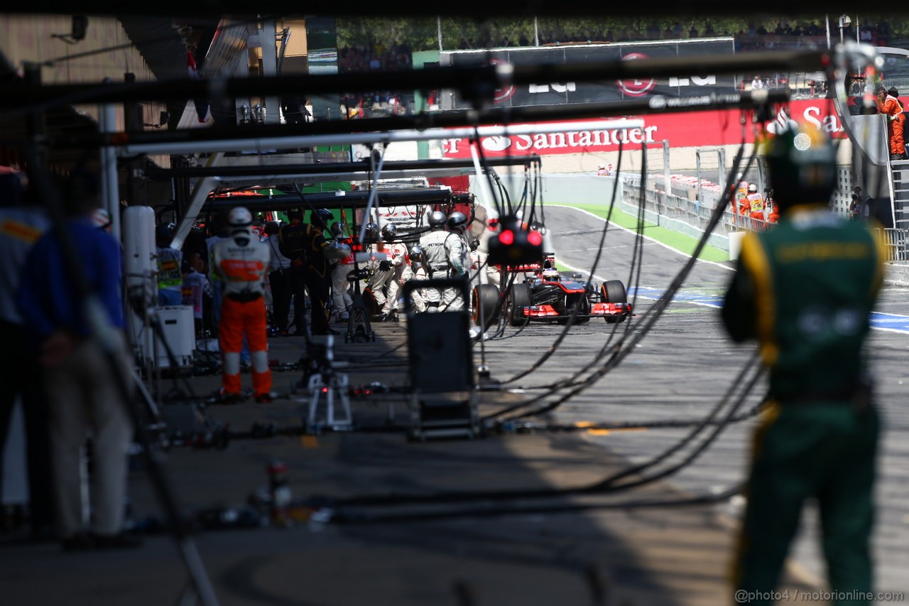 GP SPAGNA, 12.05.2013-  Gara, Pit stop, Jenson Button (GBR) McLaren Mercedes MP4-28 