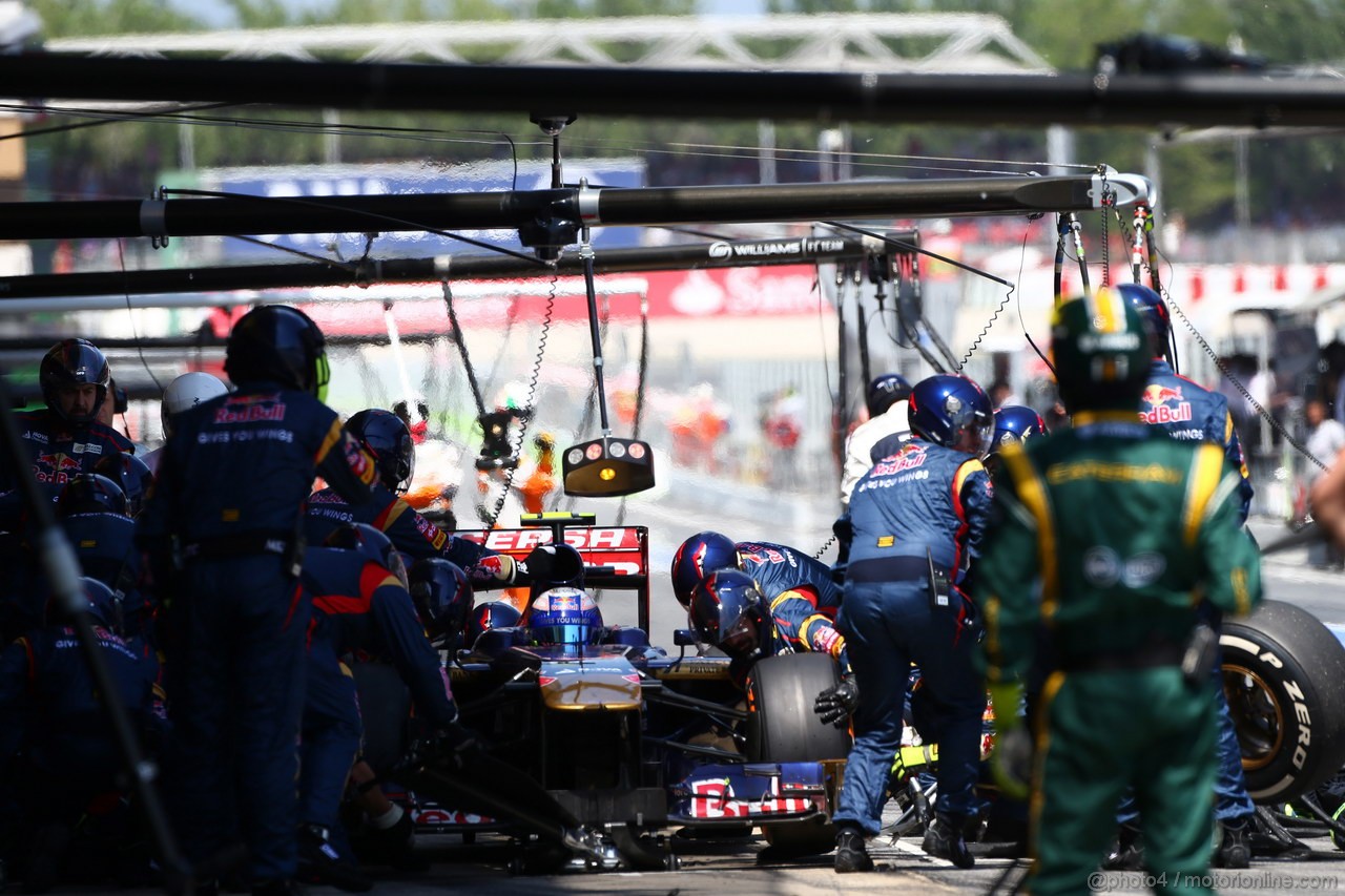 GP SPAGNA, 12.05.2013-  Gara, Pit stop, Daniel Ricciardo (AUS) Scuderia Toro Rosso STR8 