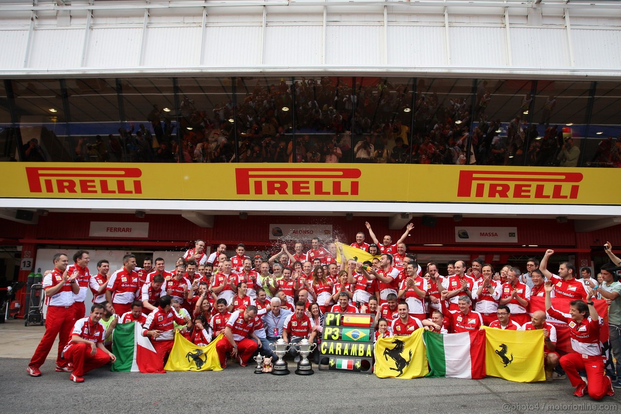 GP SPAGNA, 12.05.2013-  Gara, Festeggiamenti, Fernando Alonso (ESP) Ferrari F138 vincitore with his parents e terzo Felipe Massa (BRA) Ferrari F138