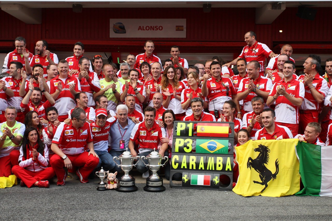 GP SPAGNA, 12.05.2013-  Gara, Festeggiamenti, Fernando Alonso (ESP) Ferrari F138 vincitore with his parents e terzo Felipe Massa (BRA) Ferrari F138 