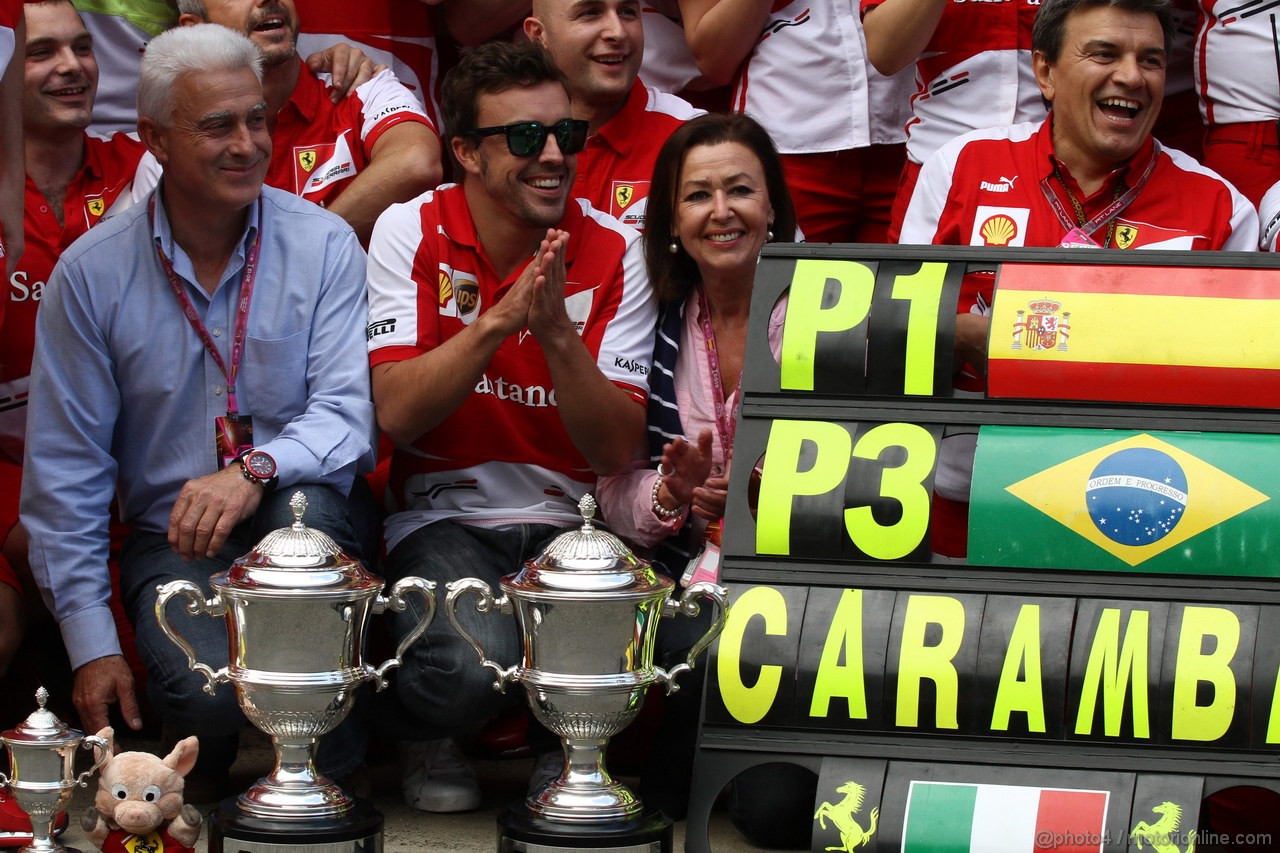GP SPAGNA, 12.05.2013-  Gara, Festeggiamenti, Fernando Alonso (ESP) Ferrari F138 vincitore with his parents
