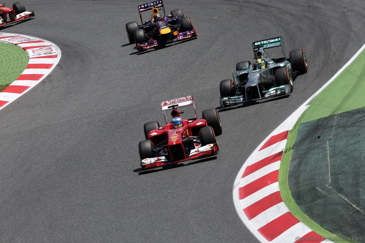 GP SPAGNA, 12.05.2013-  Gara, Fernando Alonso (ESP) Ferrari F138 davanti a Nico Rosberg (GER) Mercedes AMG F1 W04 