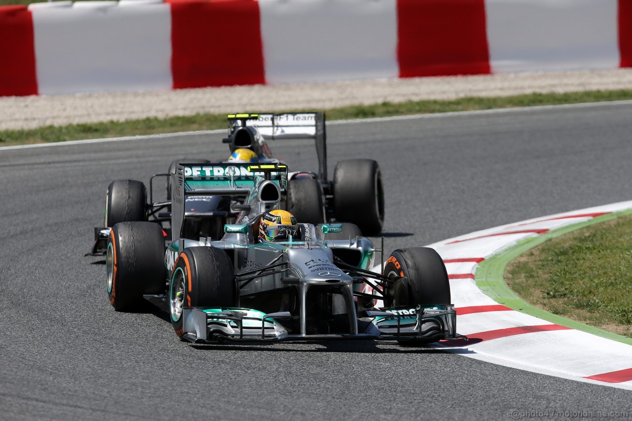 GP SPAGNA, 12.05.2013-  Gara, Lewis Hamilton (GBR) Mercedes AMG F1 W04davanti a Esteban Gutierrez (MEX), Sauber F1 Team C32 